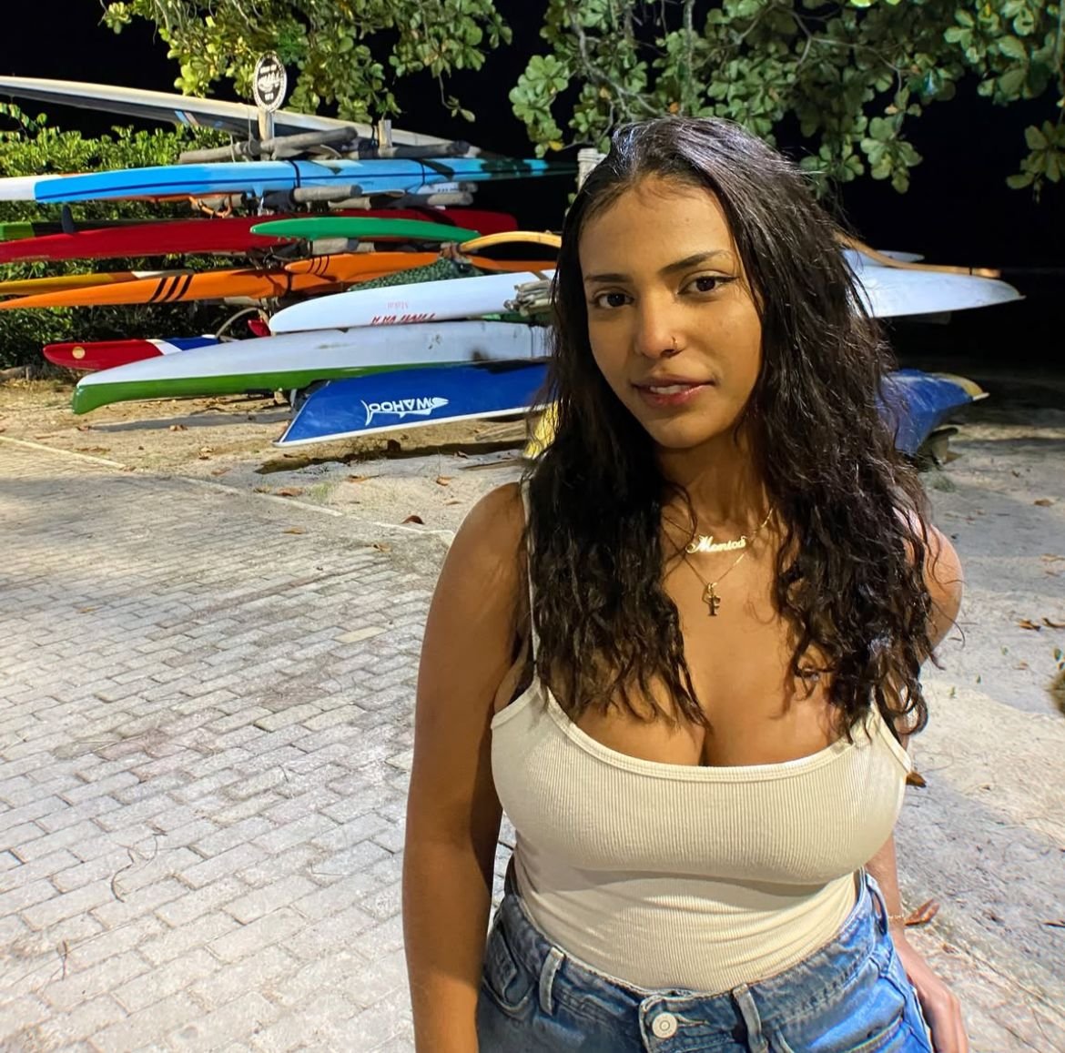 Monica Almeida, à frente da câmera, em preto e branco.